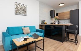 Śródmieście Warsaw Muranów Studio with Parking by Renters